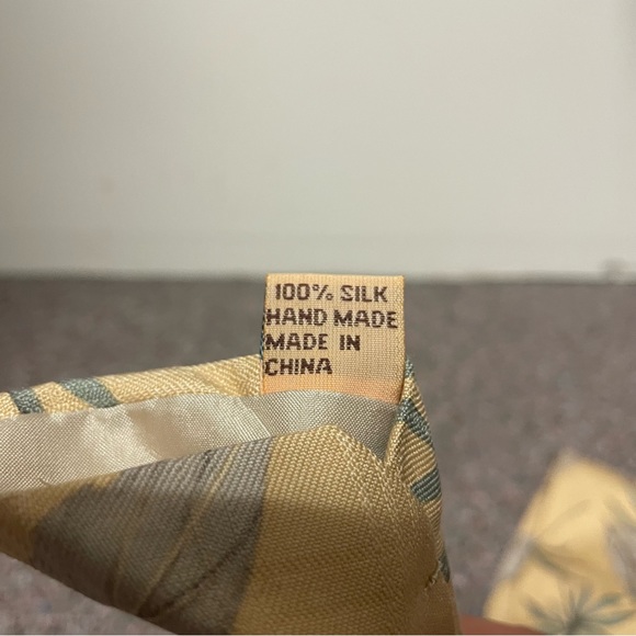 Vintage Tommy Bahama Men’s Neck Tie 100% Silk Yellow Hawaiian Wide Floral - Picture 5 of 5